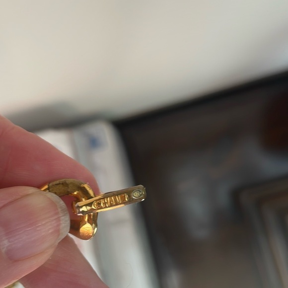 🌟🌟HOST PICK🌟🌟Beyond Stunning Chanel Belt comes with original box - Picture 7 of 9